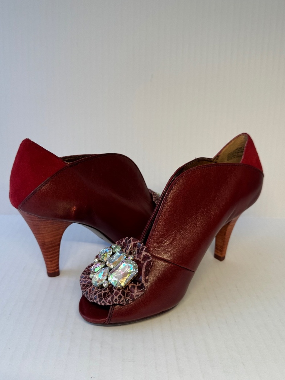 Poetic Licence NWOB Red Wine Leather Peep Toe Heels Jeweled Brooch Pumps 6